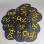 20 parches circulares con la sigla DLZ