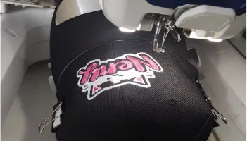 Jockey bordado con la marca del emprendimiento de Neny Fieltros
